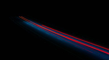 Gece arabaların ışıkları. uzun pozlama