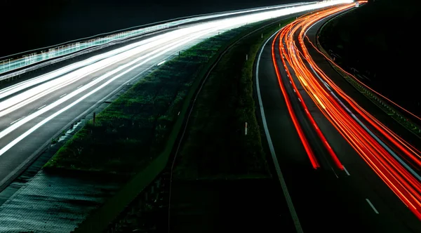 Gece arabaların ışıkları. uzun pozlama