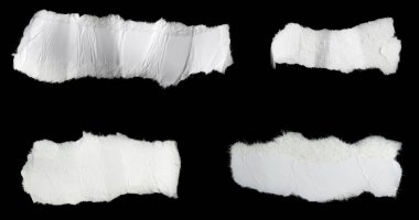 Siyah izole bir arkaplan üzerine beyaz bir kağıt parçası