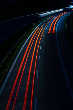 Gece arabaların ışıkları. uzun pozlama