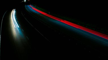 Gece arabaların ışıkları. uzun pozlama