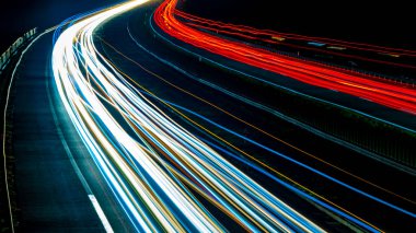 Gece arabaların ışıkları. uzun pozlama