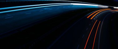 Gece arabaların ışıkları. uzun pozlama