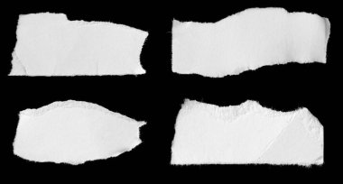 Siyah izole bir arkaplan üzerine beyaz bir kağıt parçası