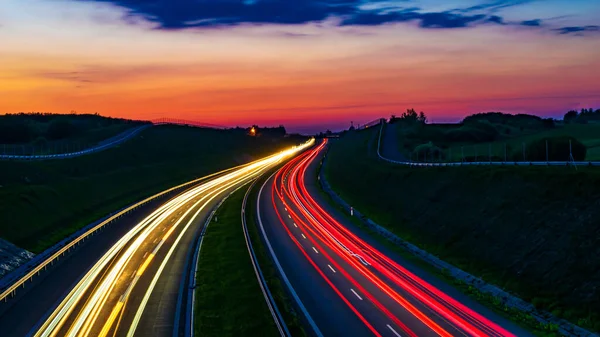 Gece arabaların ışıkları. uzun pozlama