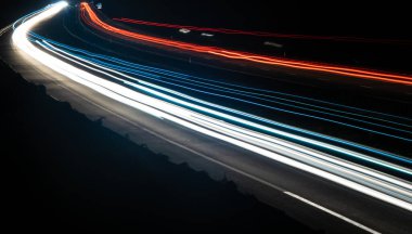 Gece arabaların ışıkları. uzun pozlama