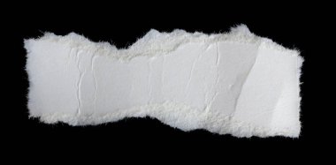Siyah izole bir arkaplan üzerine beyaz bir kağıt parçası