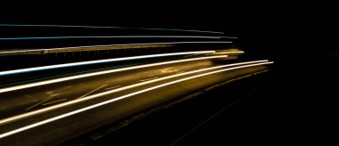 Gece arabaların ışıkları. uzun pozlama