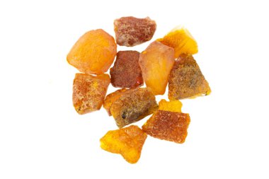 İzole edilmiş beyaz bir arkaplanda altın kehribar