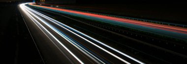 Gece arabaların ışıkları. uzun pozlama