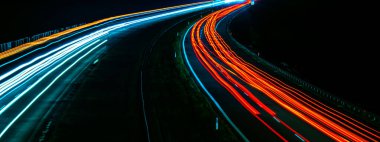 Gece arabaların ışıkları. uzun pozlama