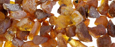 Görünür detayları olan Baltık kehribarı. arkaplan veya doku