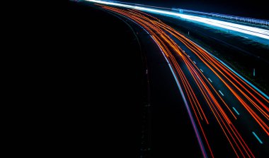 Gece arabaların ışıkları. uzun pozlama