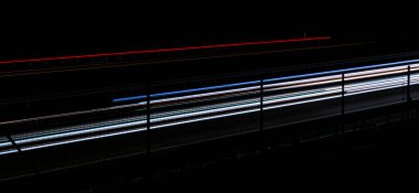 Gece arabaların ışıkları. uzun pozlama