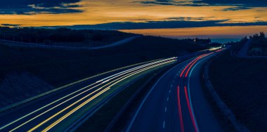 Gece arabaların ışıkları. uzun pozlama