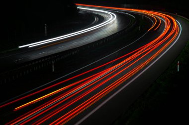 Gece arabaların ışıkları. uzun pozlama