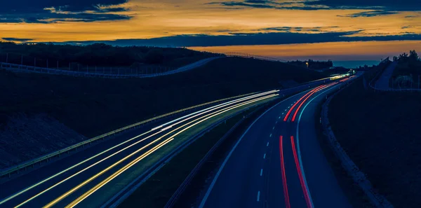 Gece arabaların ışıkları. uzun pozlama