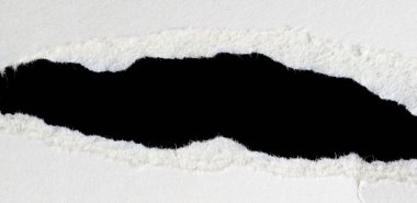 Siyah izole bir arkaplan üzerine beyaz bir kağıt parçası