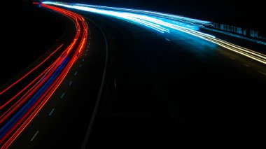 Gece arabaların ışıkları. uzun pozlama