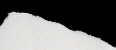 Siyah izole bir arkaplan üzerine beyaz bir kağıt parçası