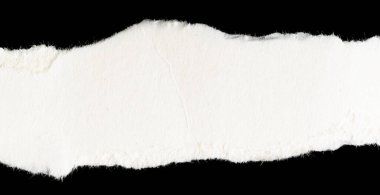 Siyah izole bir arkaplan üzerine beyaz bir kağıt parçası