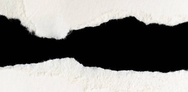 Siyah izole bir arkaplan üzerine beyaz bir kağıt parçası