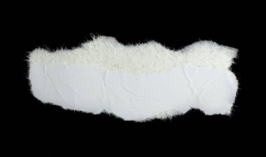 Siyah izole bir arkaplan üzerine beyaz bir kağıt parçası
