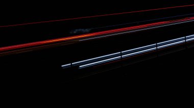 Gece arabaların ışıkları. uzun pozlama