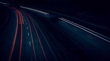 Gece arabaların ışıkları. uzun pozlama