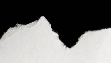 Siyah izole bir arkaplan üzerine beyaz bir kağıt parçası