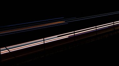 Gece arabaların ışıkları. uzun pozlama