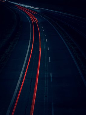 Gece arabaların ışıkları. uzun pozlama