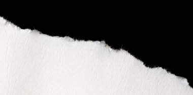 Siyah izole bir arkaplan üzerine beyaz bir kağıt parçası