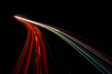 Gece arabaların ışıkları. uzun pozlama