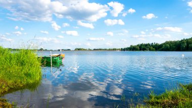 Güneşli bir günde ilginç bir göl