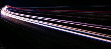Gece arabaların ışıkları. uzun pozlama