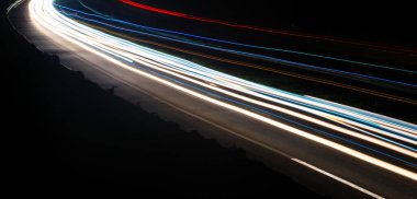 Gece arabaların ışıkları. uzun pozlama