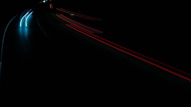 Gece arabaların ışıkları. uzun pozlama
