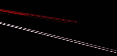 Gece arabaların ışıkları. uzun pozlama