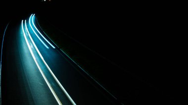 Gece arabaların ışıkları. uzun pozlama