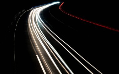 Gece arabaların ışıkları. uzun pozlama