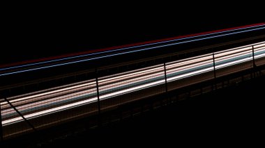 Gece arabaların ışıkları. uzun pozlama