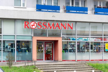 Krakow, Polonya -17.06.2022 - Krakow 'daki Rossmann kozmetik dükkanı