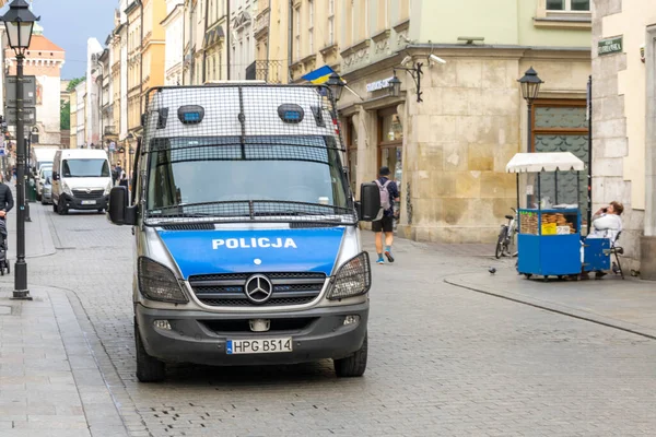 Krakow, Polonya -17.06.2022 - Krakow pazarında devriye gezen polis arabası