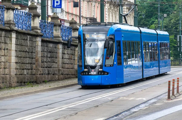 Kraków Polska 2022 Niebieski Tramwaj Historycznych Ulicach Krakowa — Zdjęcie stockowe