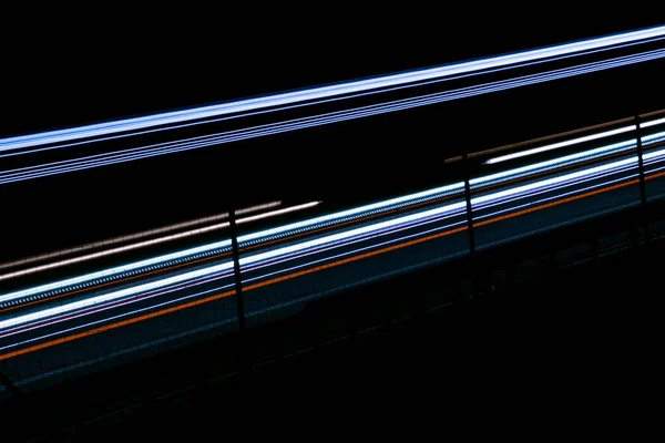 Gece arabaların ışıkları. uzun pozlama