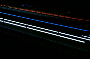 Gece arabaların ışıkları. uzun pozlama