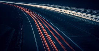 Gece arabaların ışıkları. uzun pozlama