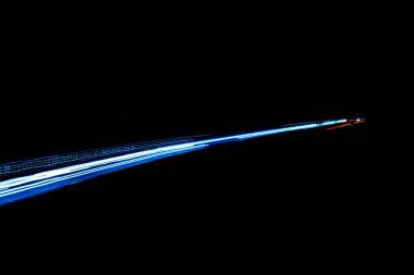 Gece arabaların ışıkları. uzun pozlama