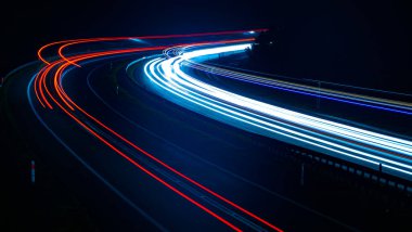 Gece arabaların ışıkları. uzun pozlama